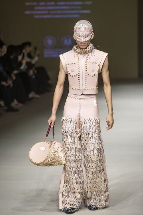 東華大學10名新銳設計師攜60套原創概念服裝打眼時裝周舞臺